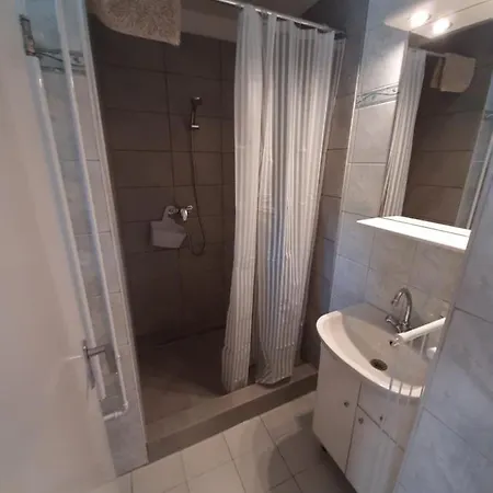 Gyopar Gyoengye Apartmanhaz Oroshaza